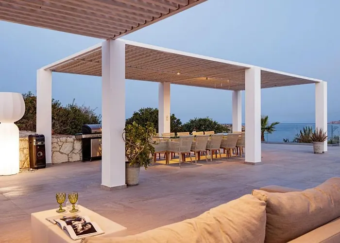 Seafront Luxury Escape With Infinity Pool
